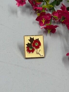 Vintage Red Poppy Flower Remembrance Day Enamel Pin Brooch